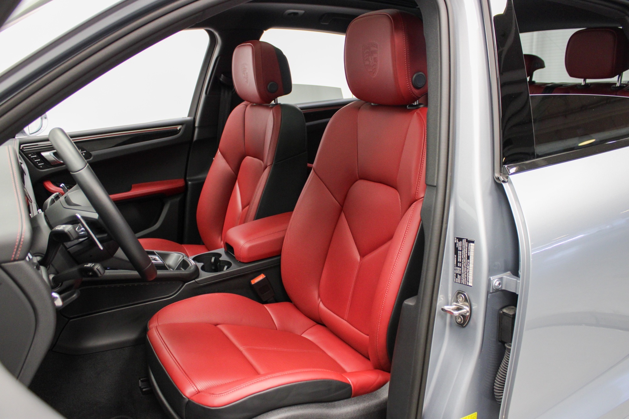 2025 Porsche Macan Base photo 4