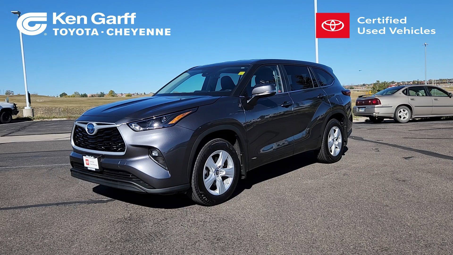 2024 Toyota Highlander Hybrid LE photo 2
