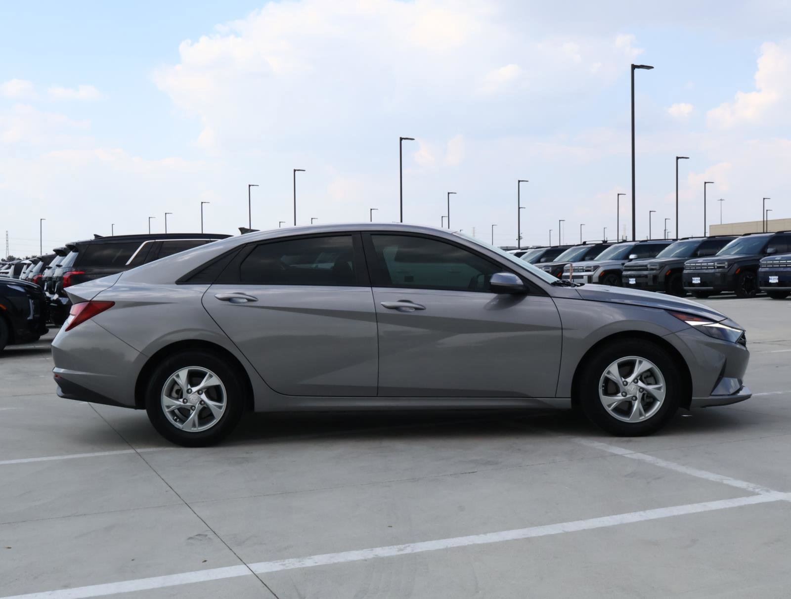 2023 Hyundai Elantra SE photo 5