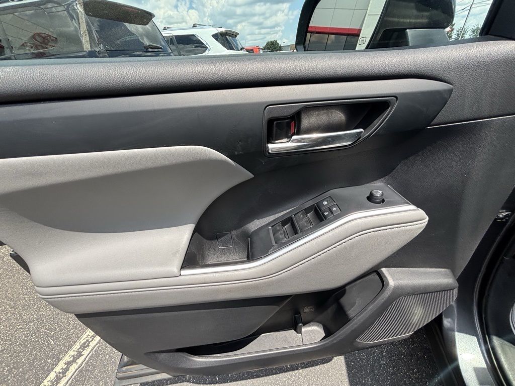 2022 Toyota Highlander Hybrid XLE photo 9