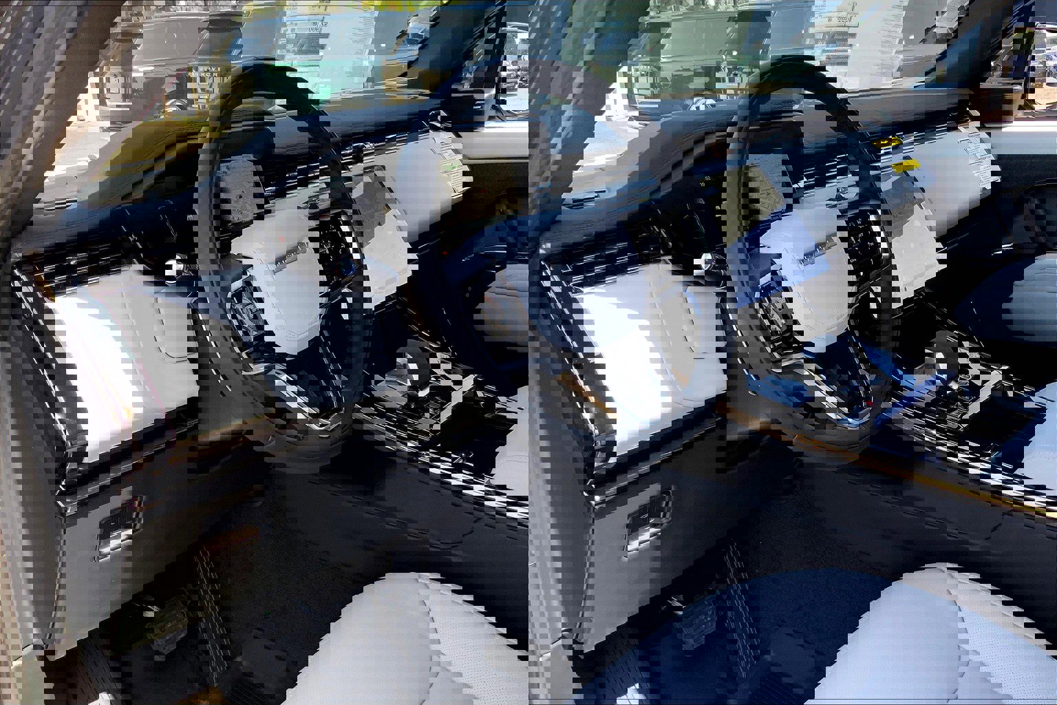 2025 Land Rover Range Rover Sport SE photo 8