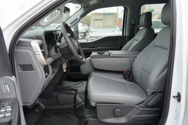 2023 FORD F-550 - Image 32