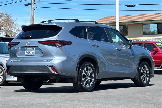 2024 Toyota Highlander XLE photo 2