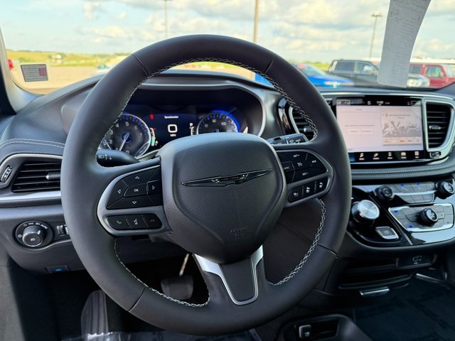 2026 Chrysler Pacifica photo 25