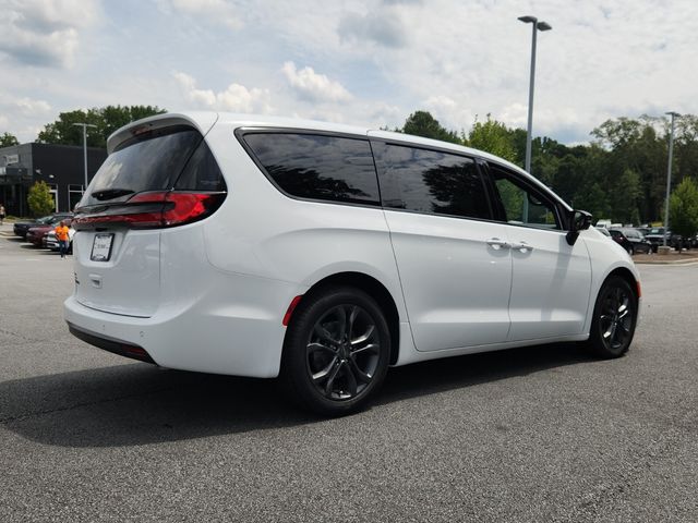 2026 Chrysler Pacifica photo 3