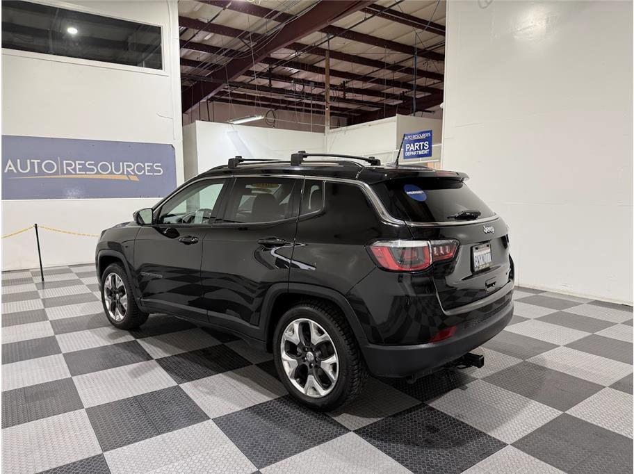 Used 2019 Diamond Black Crystal Pearlcoat Jeep Limited image 7