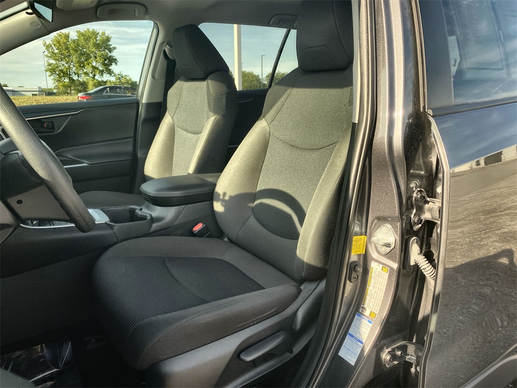 2022 Toyota RAV4 LE photo 13