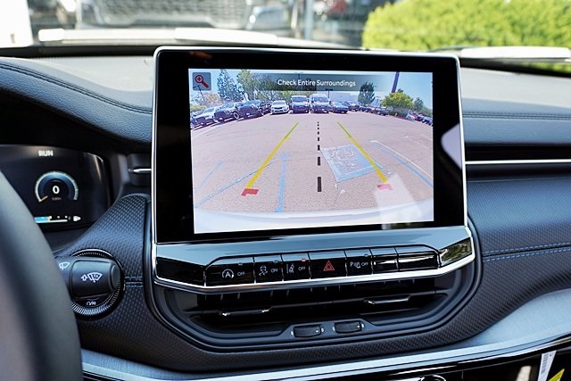 New 2025 Silver Zynith Metallic Clear-Coat Exterior Paint Jeep Limited image 31