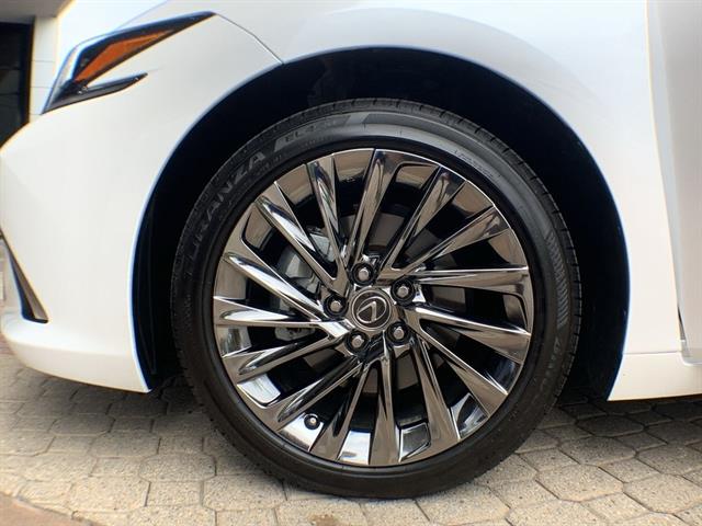 2025 Lexus ES 300h Ultra Luxury photo 10