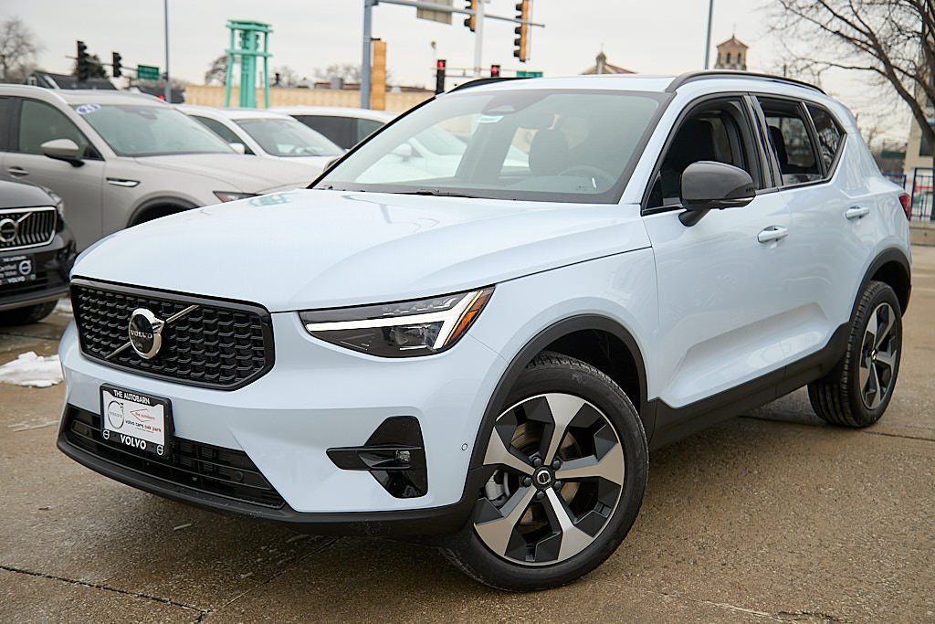 2026 VOLVO XC40 - Image 1