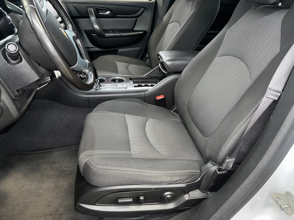 2017 Chevrolet Traverse 1LT photo 2