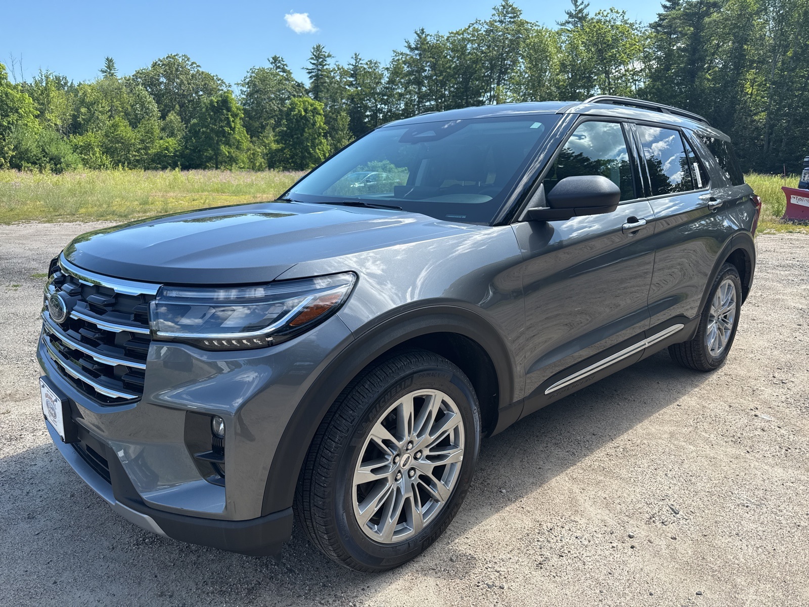 2025 Ford Explorer photo 2