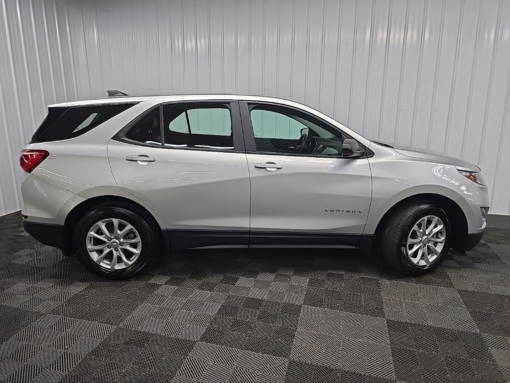 2021 Chevrolet Equinox LS photo 2