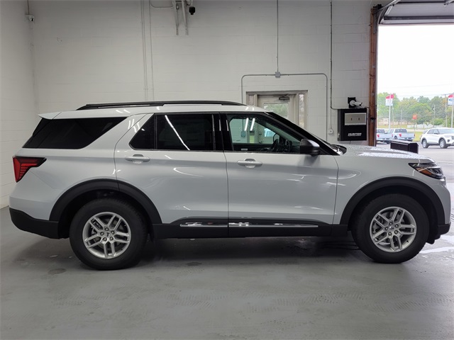 2025 Ford Explorer photo 3