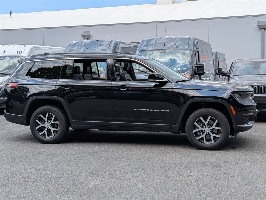 2025 Jeep Grand Cherokee Limited photo 2