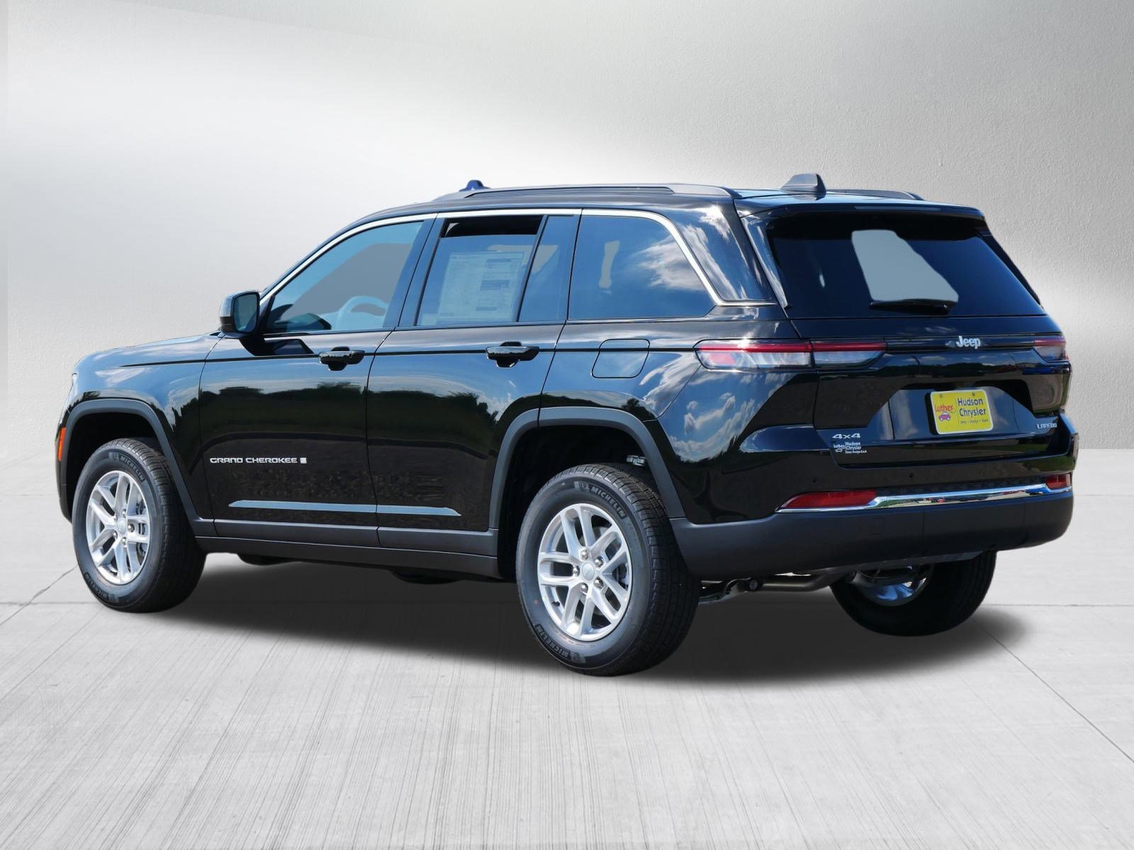 2025 Jeep Grand Cherokee Laredo X photo 2