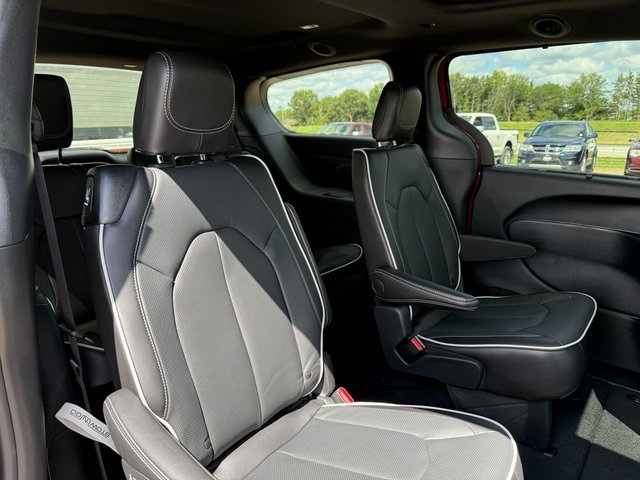 2026 Chrysler Pacifica Limited photo 15