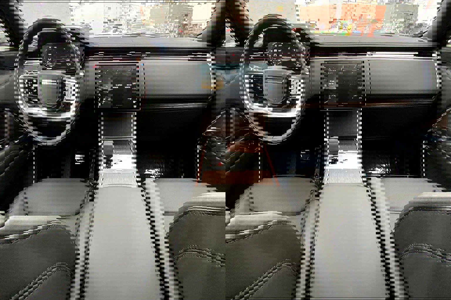 2025 Land Rover Range Rover SE photo 4