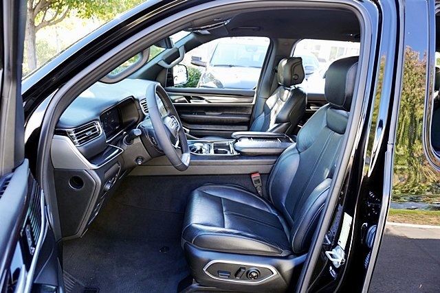 Used 2023 Black Jeep Base image 13