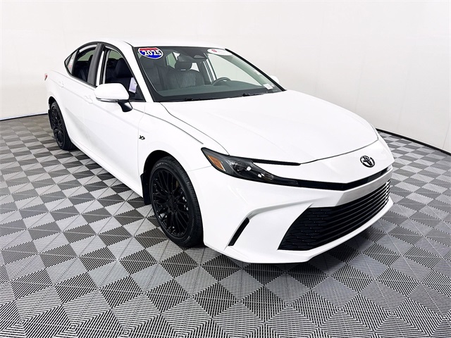 2025 Toyota Camry LE's photo