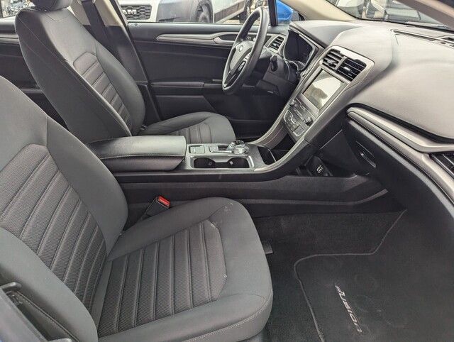 2020 Ford Fusion SE photo 28