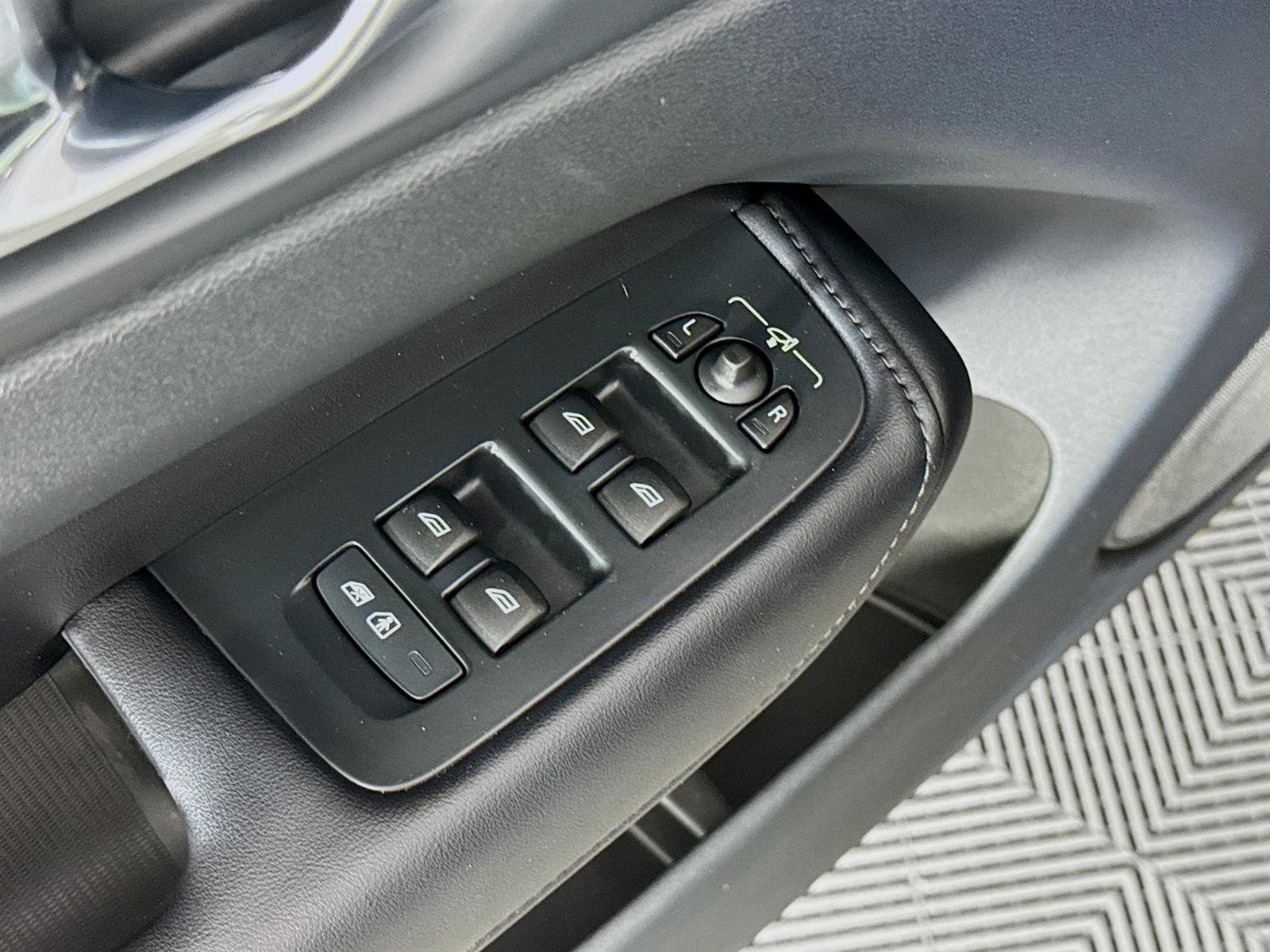 2023 Volvo XC60 B5 Plus photo 17