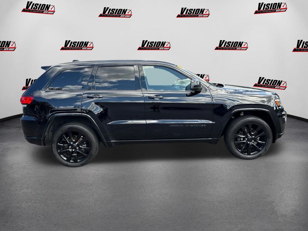 2021 Jeep Grand Cherokee Laredo X photo 4
