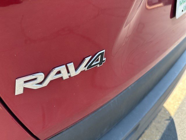 2024 Toyota RAV4 Hybrid XLE photo 5
