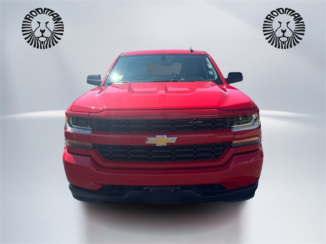 2018 Chevrolet Silverado 1500 Custom photo 2