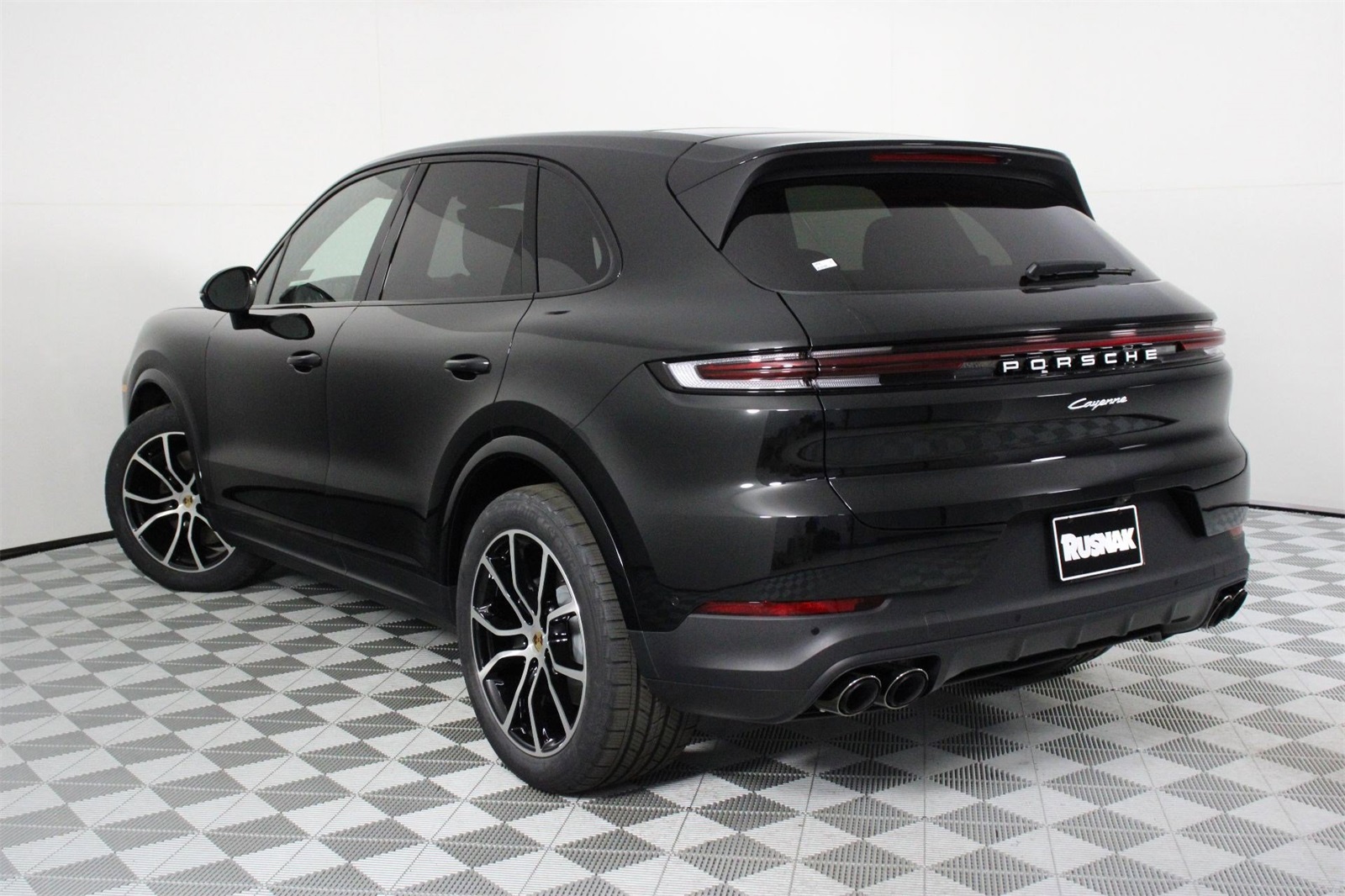 2025 Porsche Cayenne photo 3