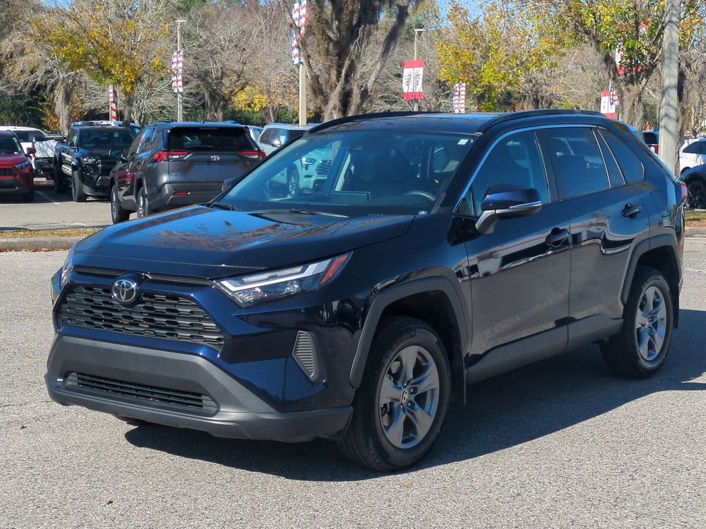 2024 Toyota RAV4 XLE's photo