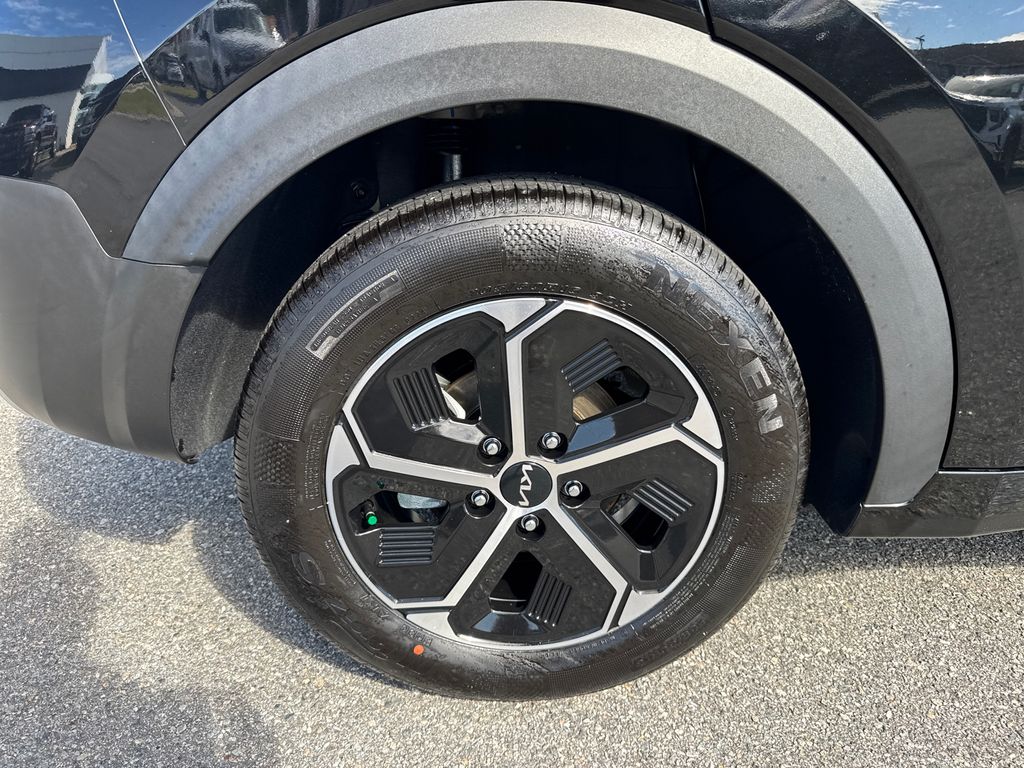 2024 Kia Niro LX photo 17
