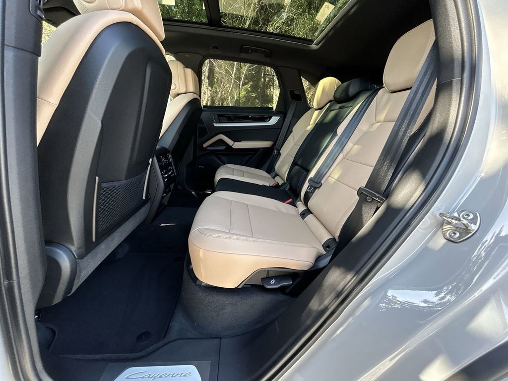 2025 Porsche Cayenne Base photo 27