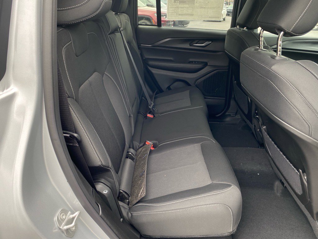 2025 Jeep Grand Cherokee Laredo photo 11
