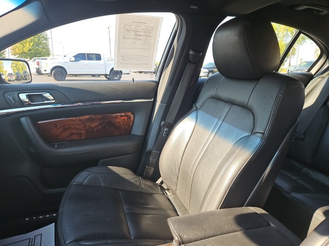2015 Lincoln MKS EcoBoost photo 31