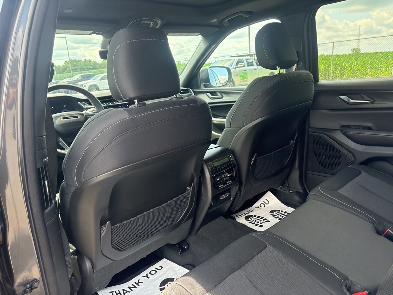 2025 Jeep Grand Cherokee Laredo X photo 12