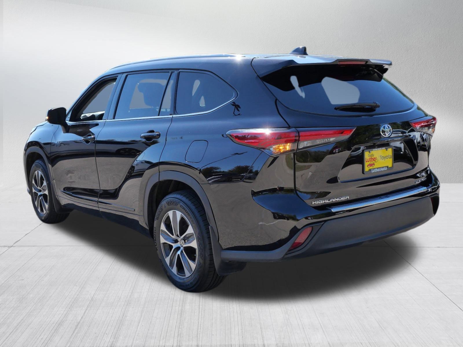 2022 Toyota Highlander XLE photo 3