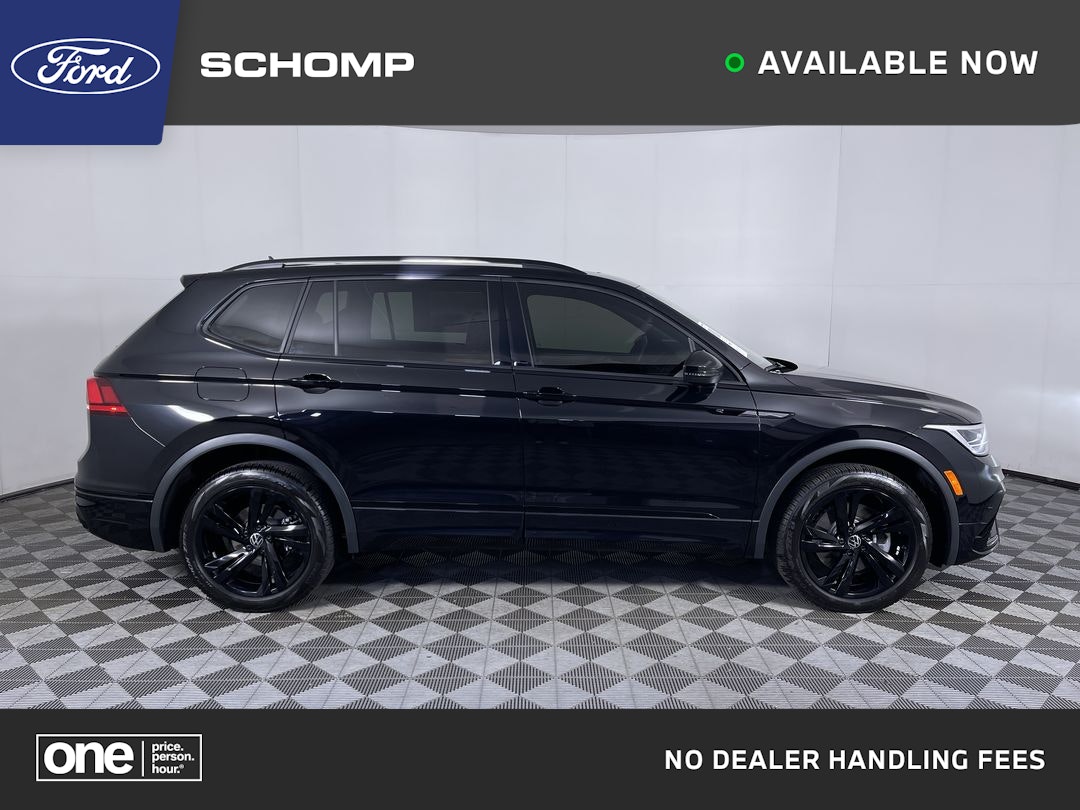 2024 Volkswagen Tiguan SE R-LINE BLACK's photo