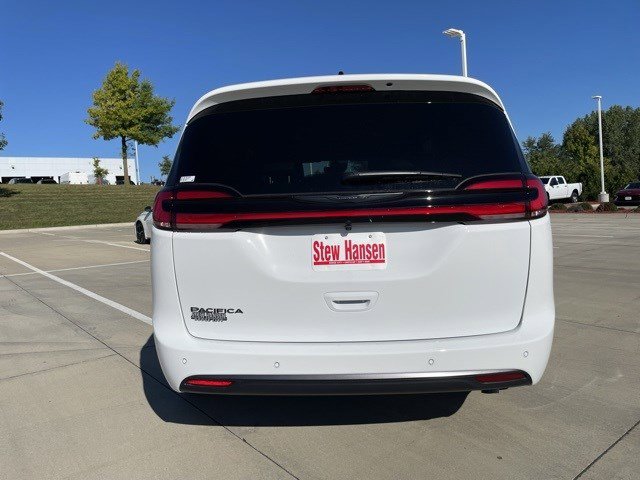 2026 Chrysler Pacifica photo 4