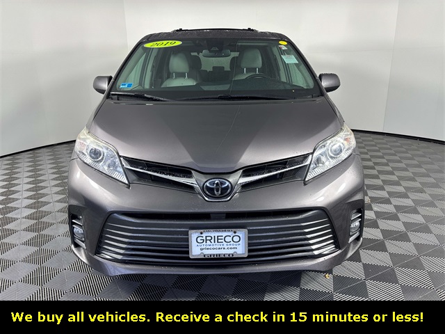 2019 Toyota Sienna XLE Premium photo 2