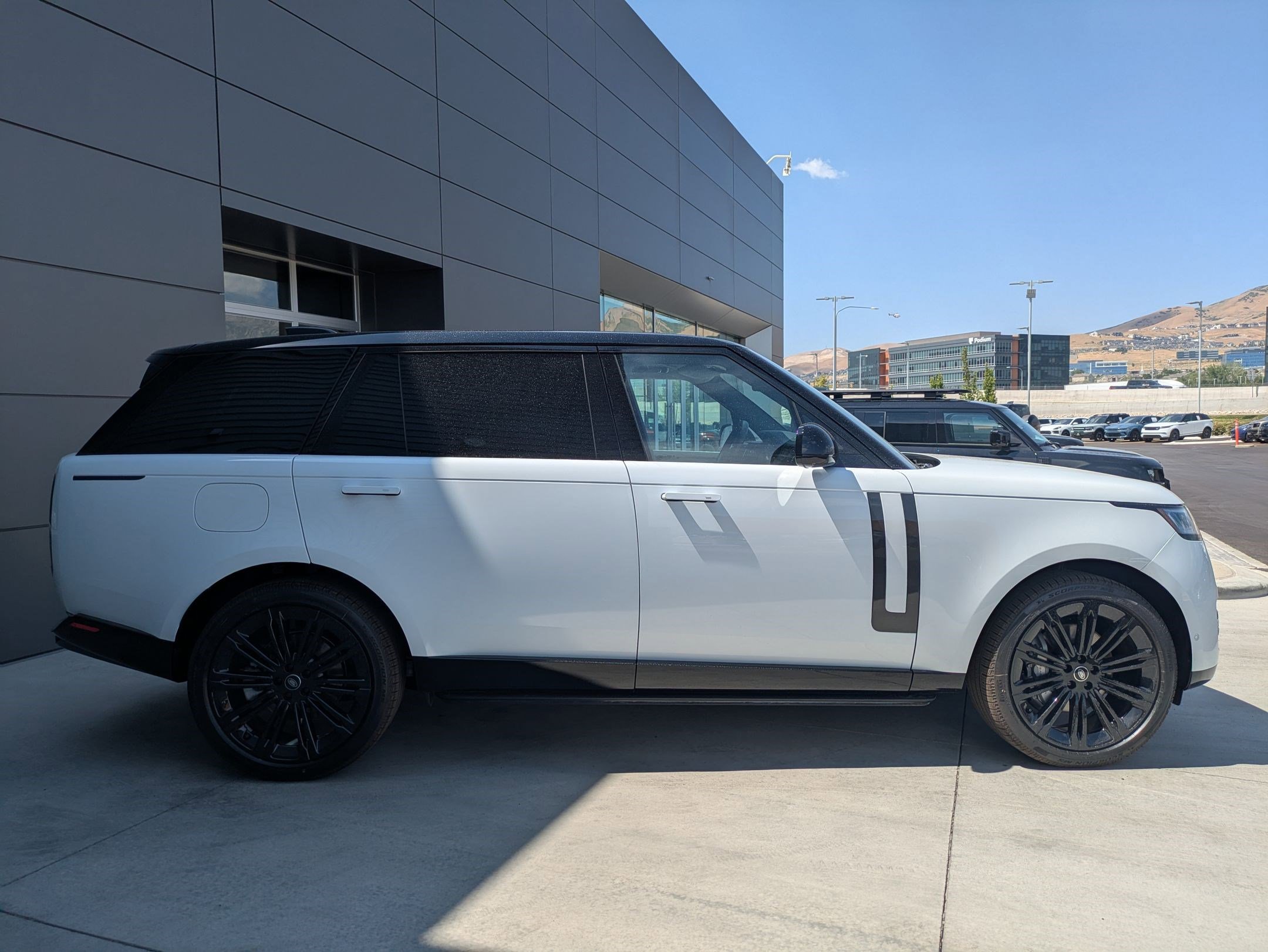 2025 Land Rover Range Rover SE photo 4