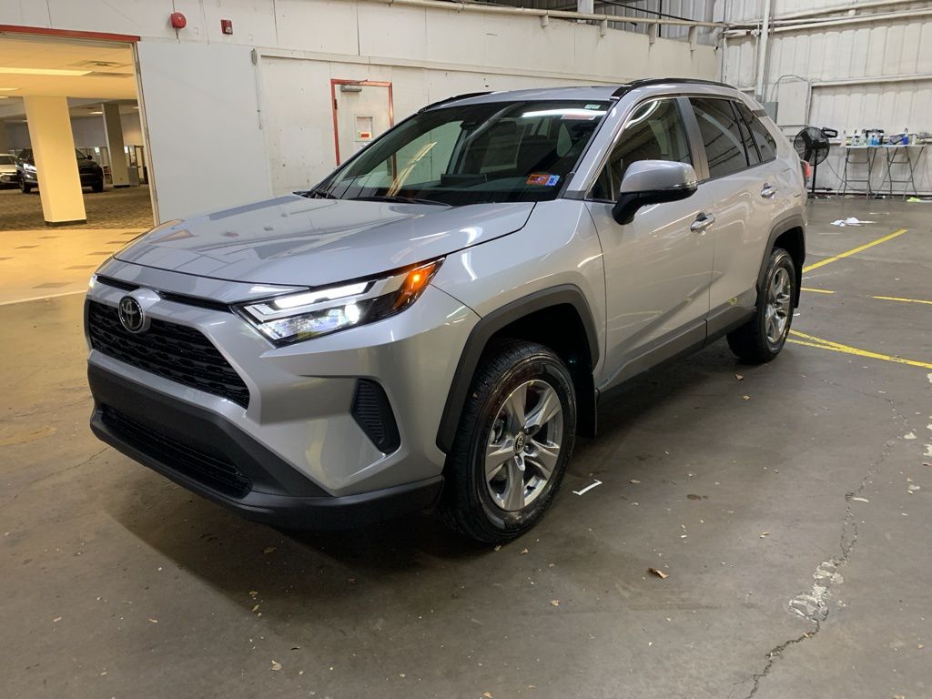 2025 Toyota RAV4 XLE's photo