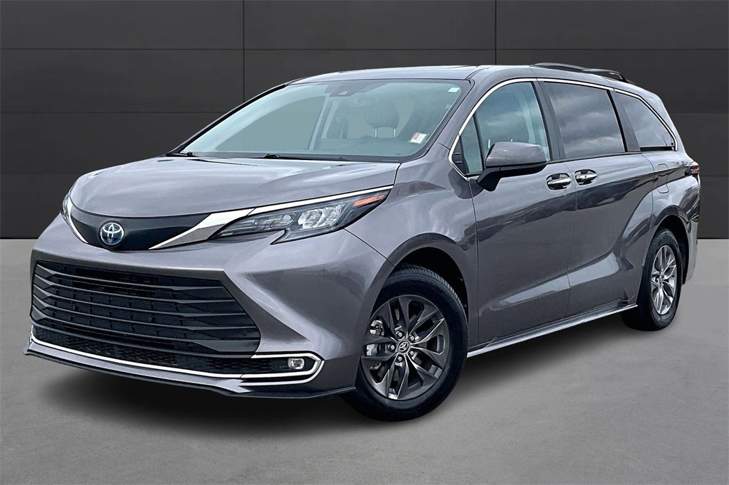 2024 Toyota Sienna XLE's photo