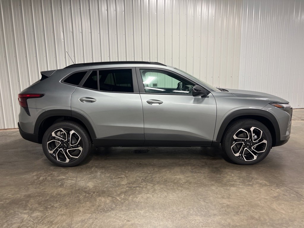 2025 Chevrolet Trax photo 2