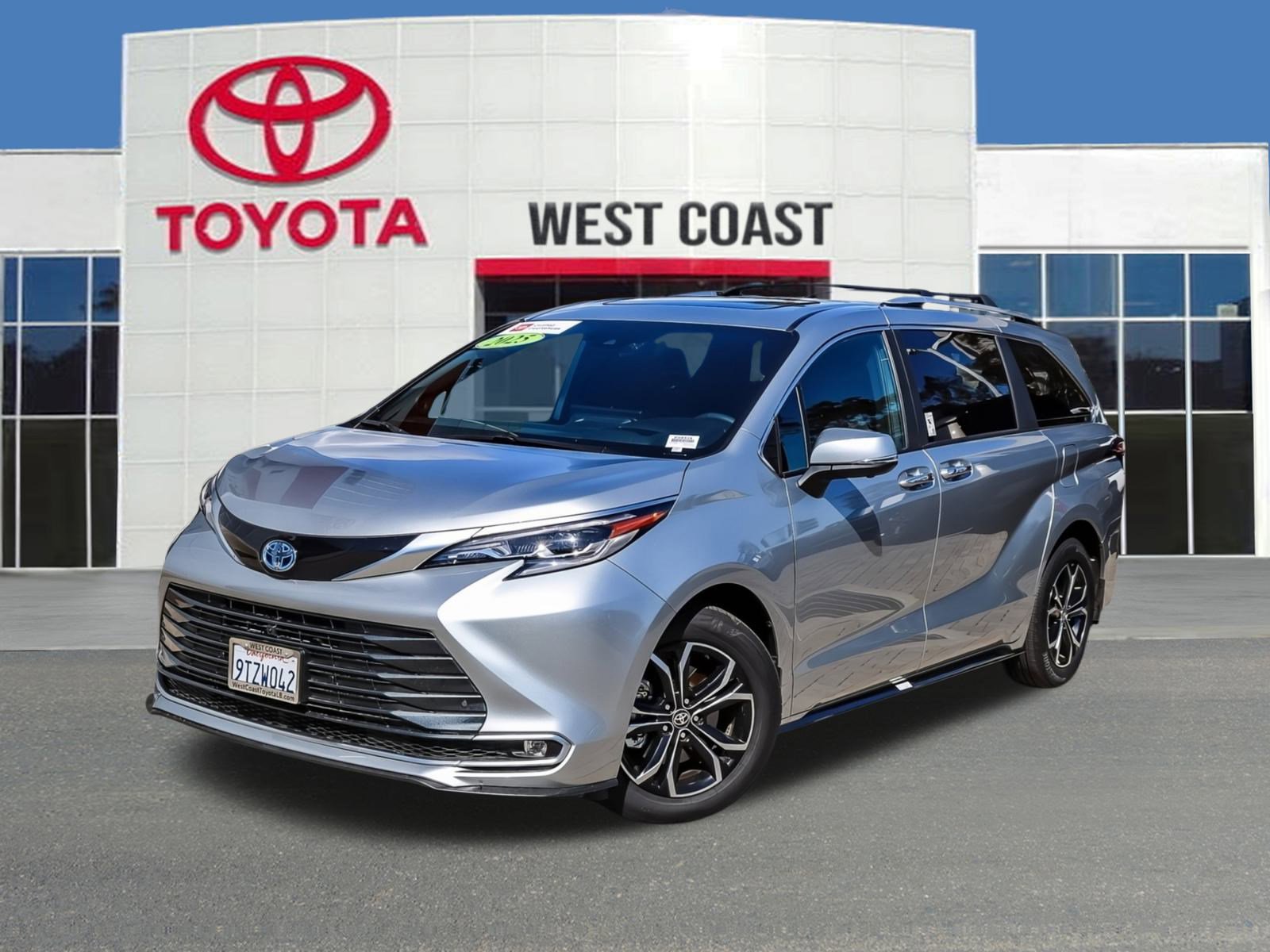 2025 Toyota Sienna Platinum's photo