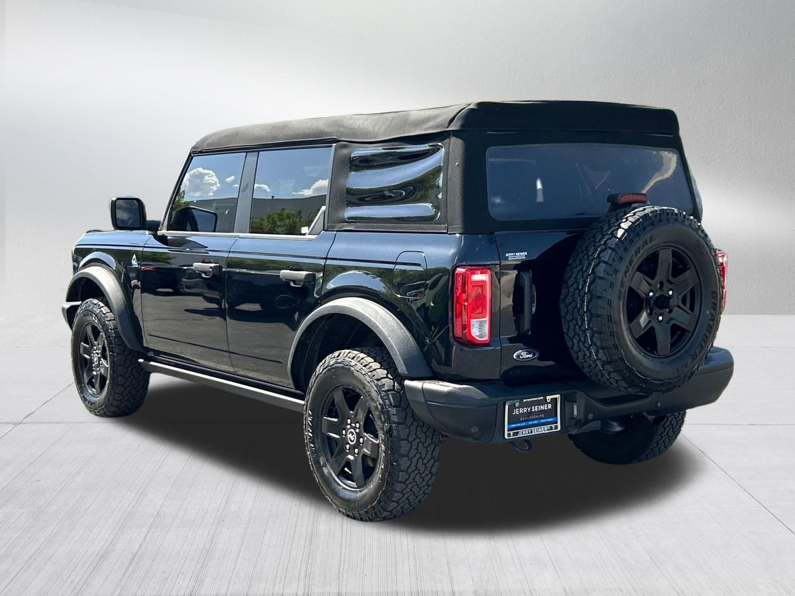2024 Ford Bronco Black Diamond photo 2