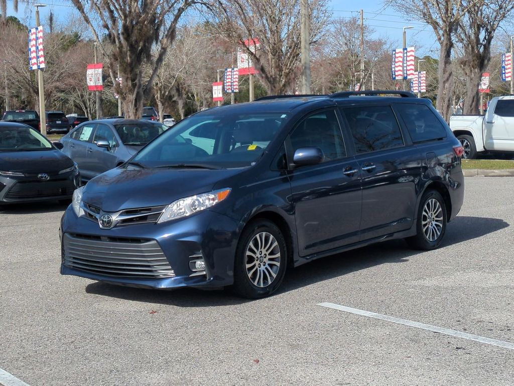 2020 Toyota Sienna XLE