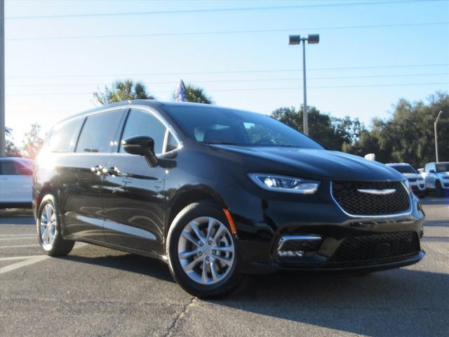 2026 Chrysler Pacifica Select's photo