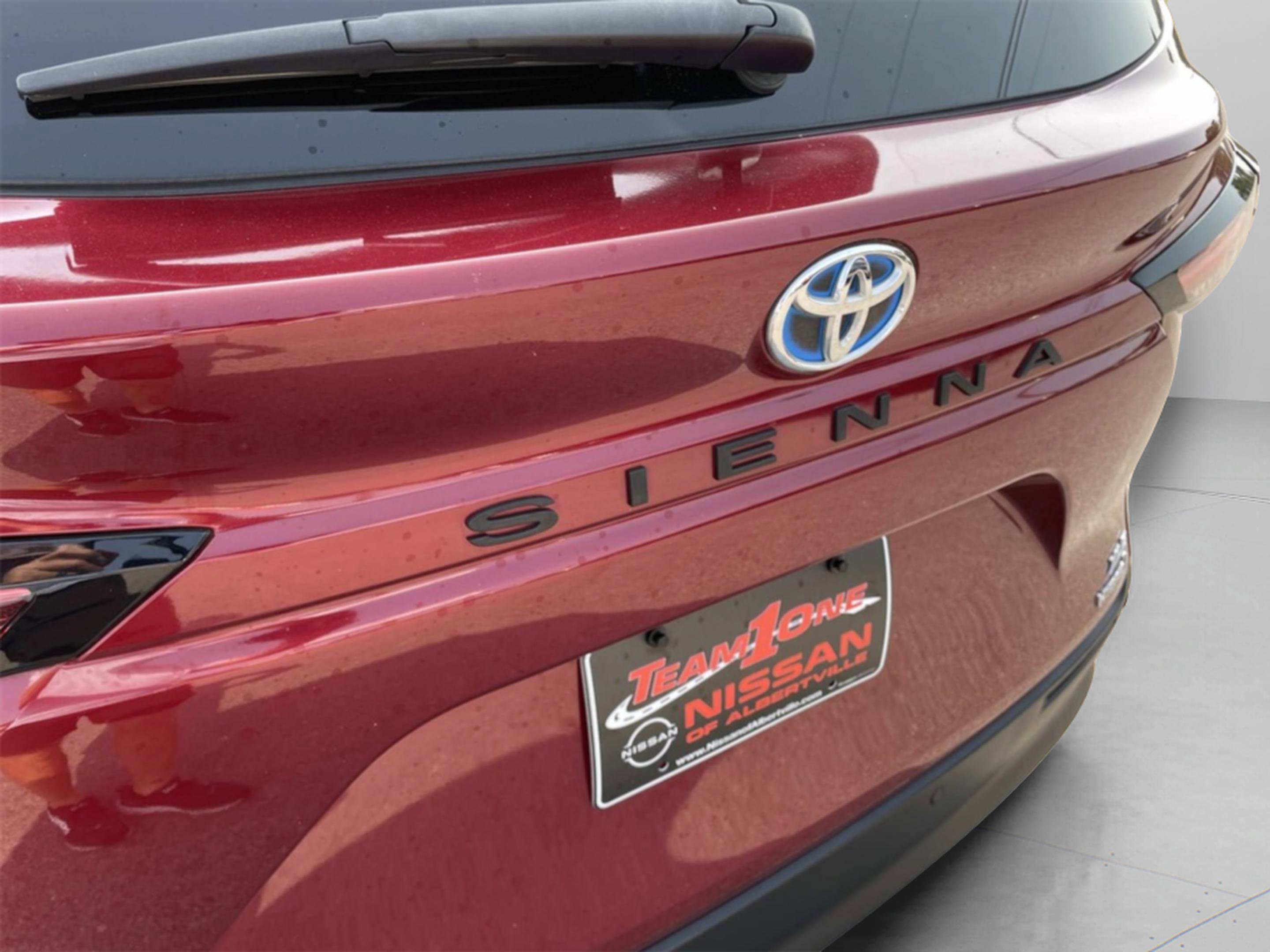 2021 Toyota Sienna XLE photo 4