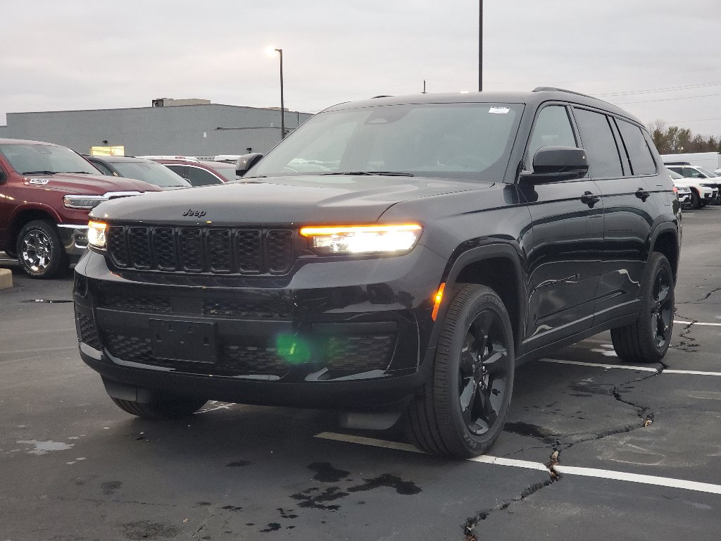 2025 Jeep Grand Cherokee Altitude X photo 2